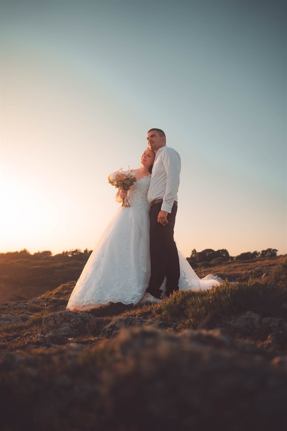 Heure dorée, couple enlacé